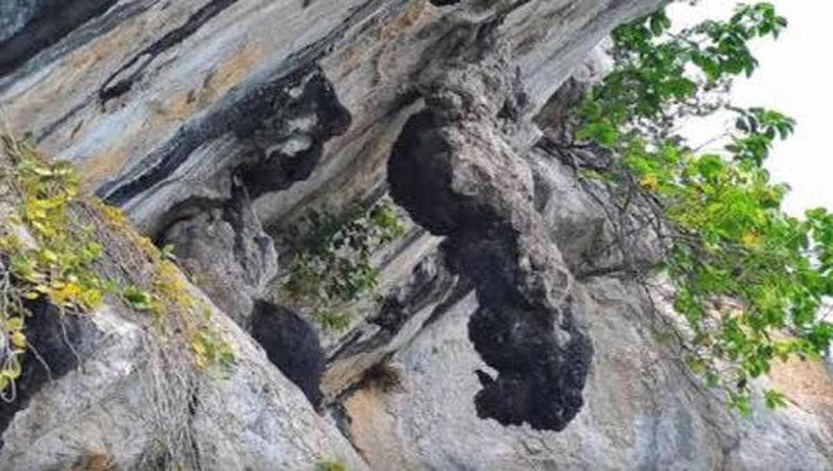 Batu Gantung Legenda